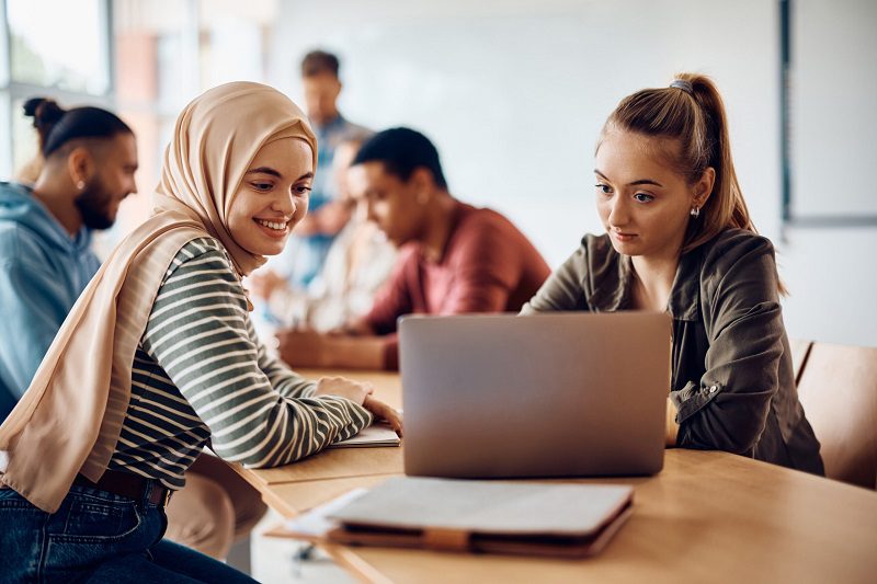 ¿Cuáles son las mejores prácticas para evaluar a los estudiantes en línea?