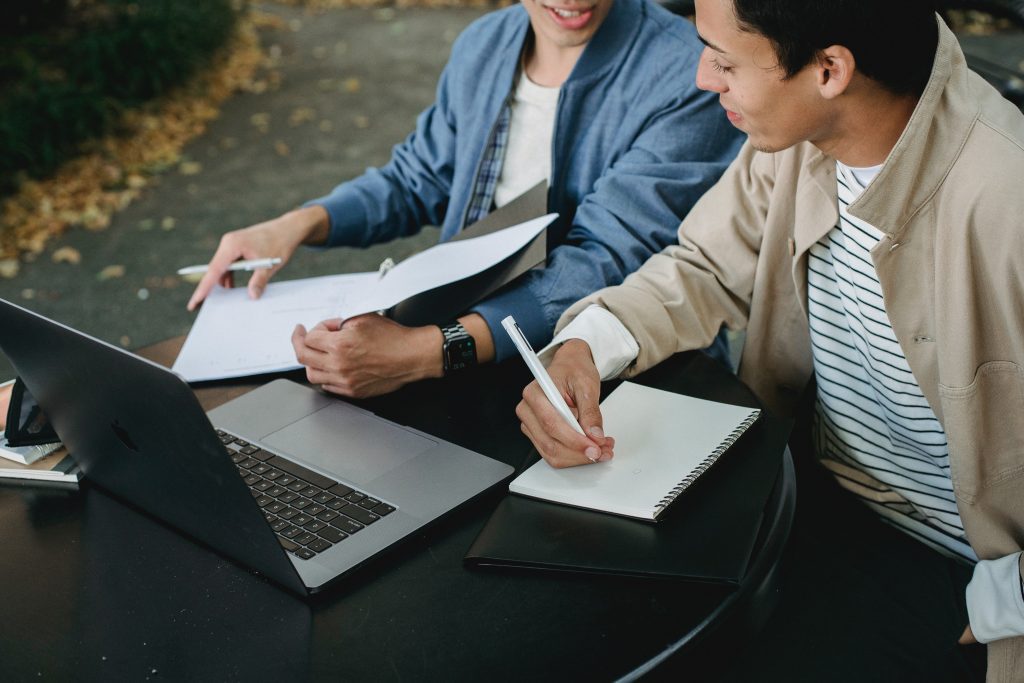 ¿Qué factores considerar al fijar el precio de un curso online?